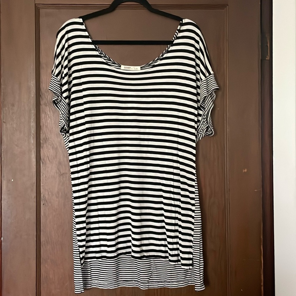 So cute so chic tunic style tee! 🖤🤍 never worn!